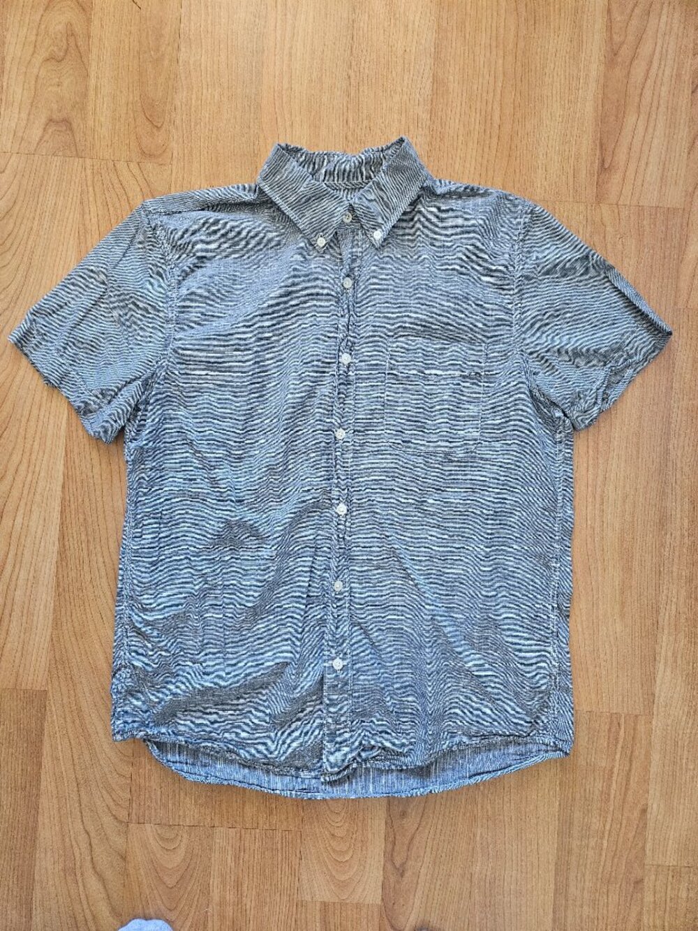 Men's American Eagle Gray and white woven short sleeve button down shirt - Med